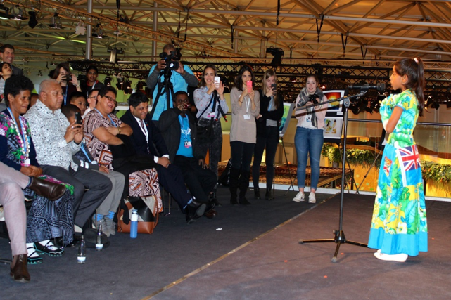 Shalvi Shakshi prononçant son discours lors de la Journée de la jeunesse et des générations futures à Bonn, en Allemagne.