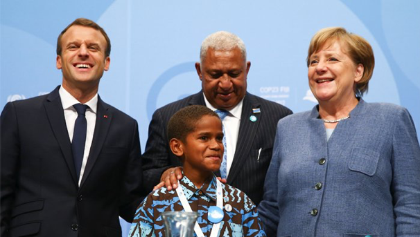 Le président français, Emmanuel Macron, la chancelière allemande, Angela Merkel, et le président de la COP23, Voreqe Bainimarama.